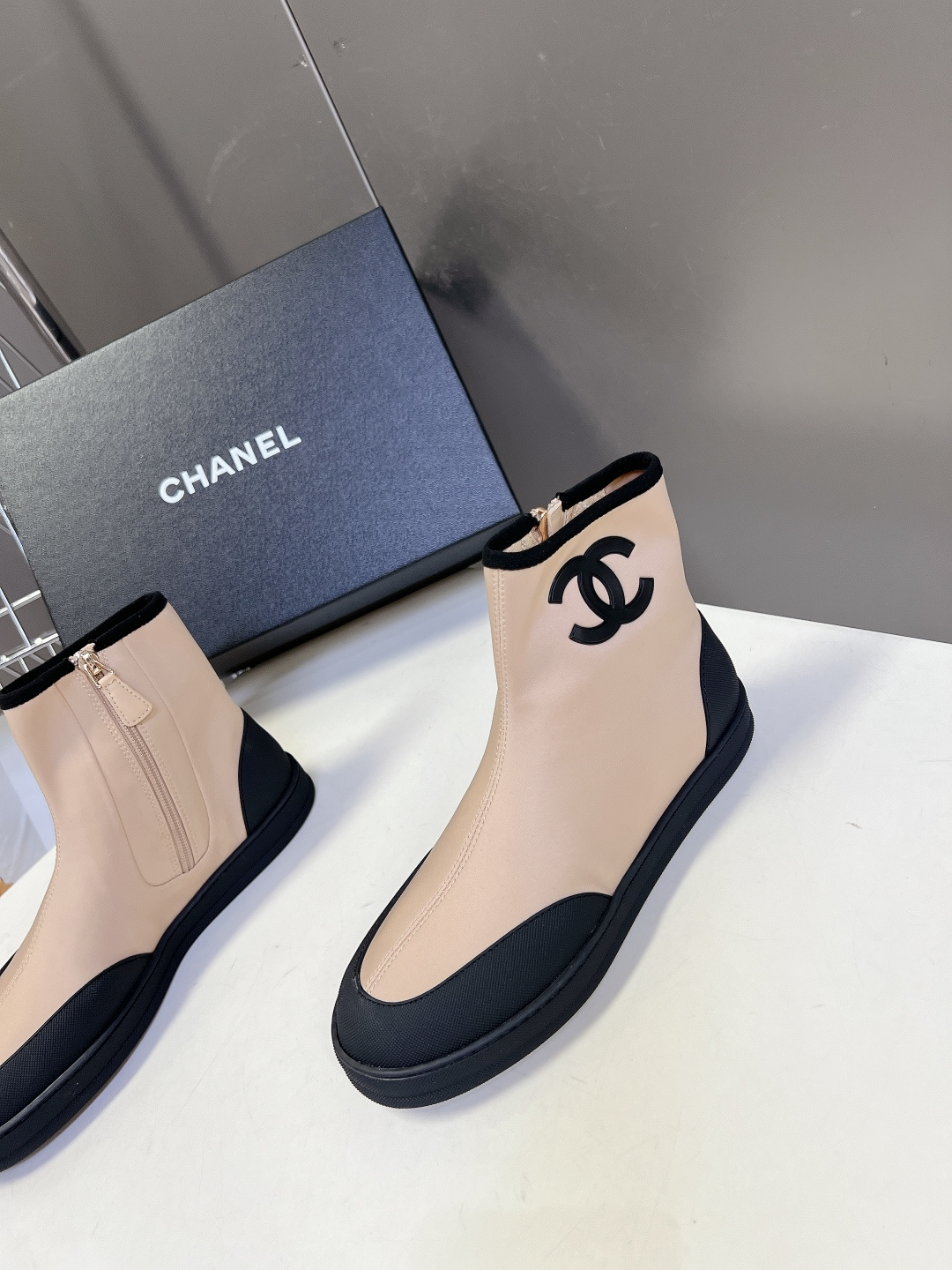 Chanel香奈儿春夏最新款弹力布短靴超多明星网红种草 鞋身外侧印有醒目的双C Logo 搭配鞋侧拉链设