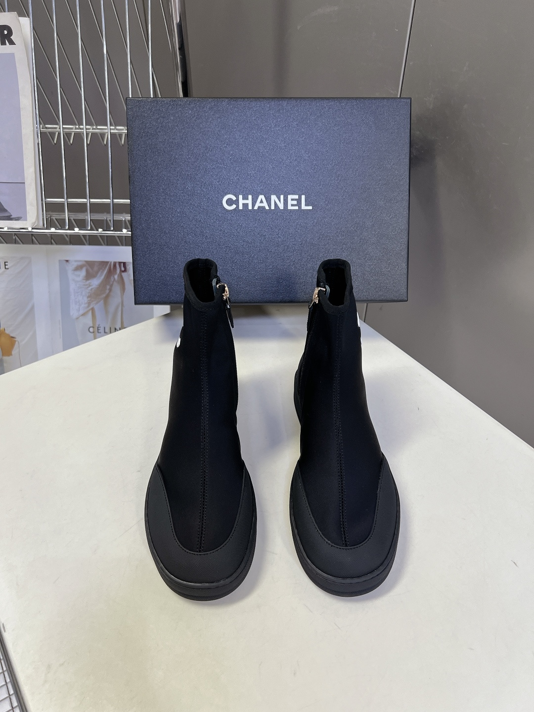 Chanel香奈儿春夏最新款弹力布短靴超多明星网红种草 鞋身外侧印有醒目的双C Logo 搭配鞋侧拉链设 Chanel香奈儿春夏最新款弹力布短靴超多明星网红种草 鞋身外侧印有醒目的双C Logo 搭配鞋侧拉链设