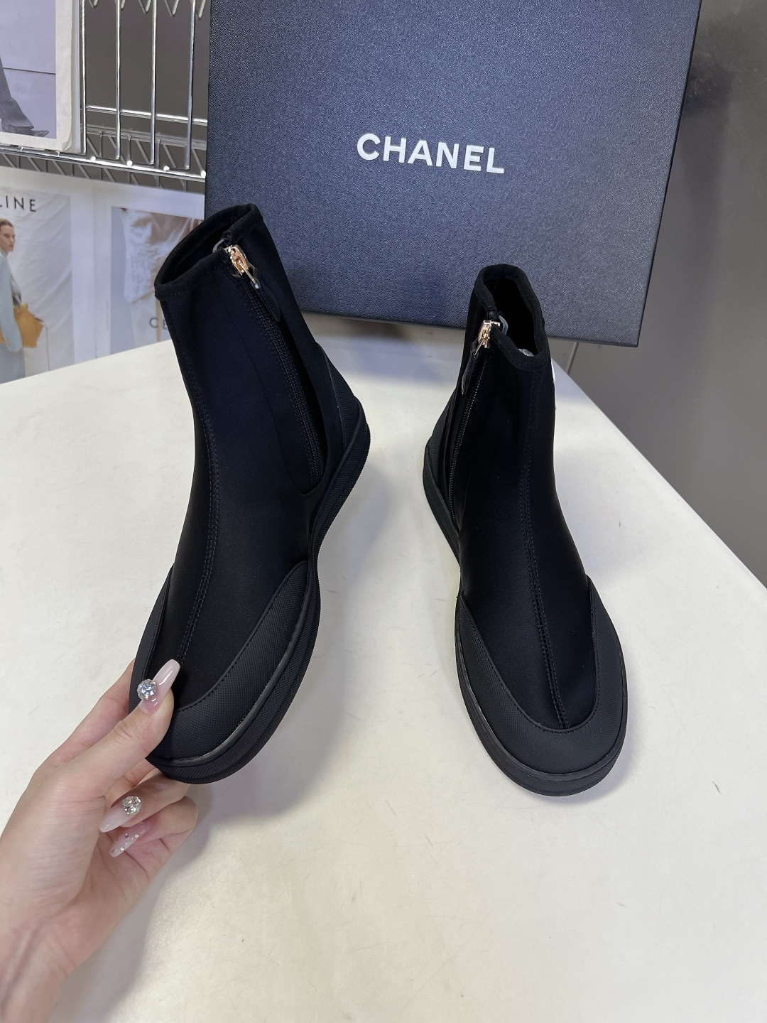Chanel香奈儿春夏最新款弹力布短靴超多明星网红种草 鞋身外侧印有醒目的双C Logo 搭配鞋侧拉链设 Chanel香奈儿春夏最新款弹力布短靴超多明星网红种草 鞋身外侧印有醒目的双C Logo 搭配鞋侧拉链设