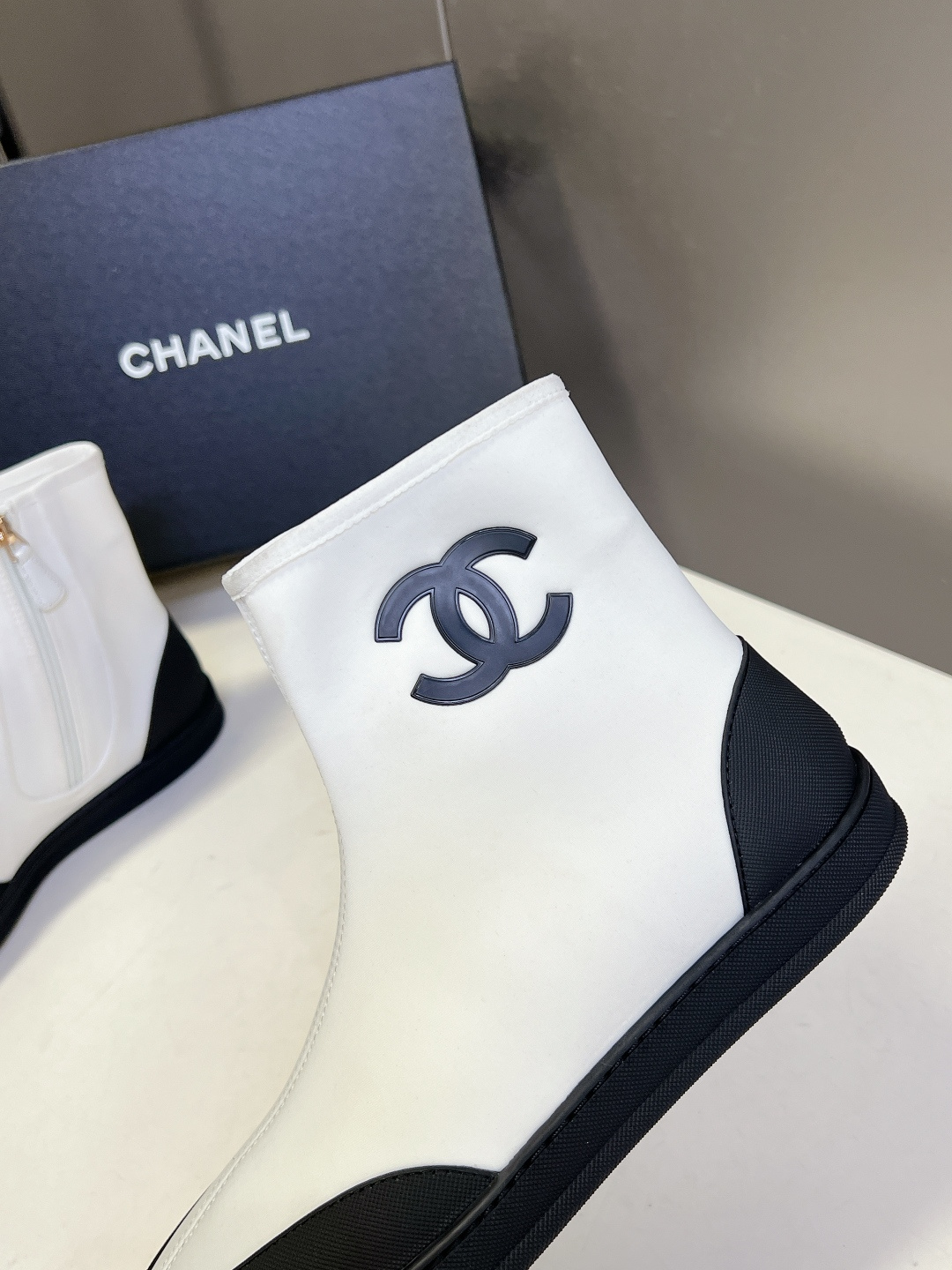 Chanel香奈儿春夏最新款弹力布短靴超多明星网红种草 鞋身外侧印有醒目的双C Logo 搭配鞋侧拉链设