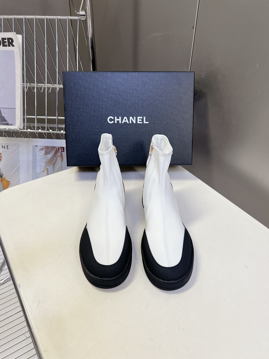 Chanel香奈儿春夏最新款弹力布短靴超多明星网红种草 鞋身外侧印有醒目的双C Logo 搭配鞋侧拉链设