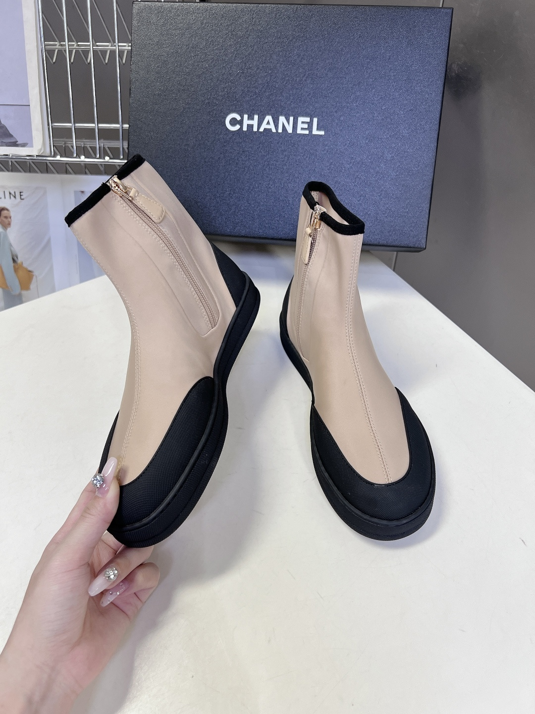 Chanel香奈儿春夏最新款弹力布短靴超多明星网红种草 鞋身外侧印有醒目的双C Logo 搭配鞋侧拉链设