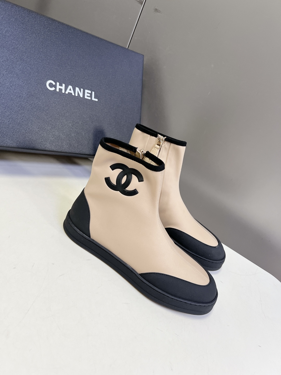Chanel香奈儿春夏最新款弹力布短靴超多明星网红种草 鞋身外侧印有醒目的双C Logo 搭配鞋侧拉链设