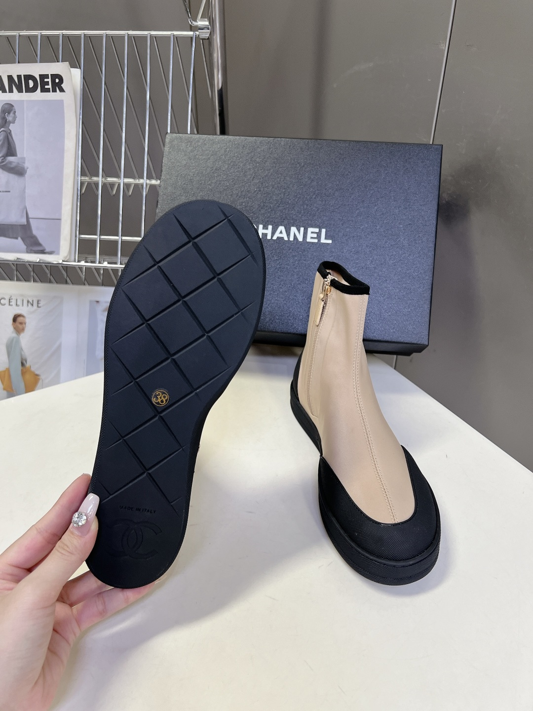 Chanel香奈儿春夏最新款弹力布短靴超多明星网红种草 鞋身外侧印有醒目的双C Logo 搭配鞋侧拉链设