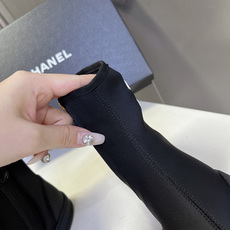 Chanel香奈儿春夏最新款弹力布短靴超多明星网红种草 鞋身外侧印有醒目的双C Logo 搭配鞋侧拉链设 Chanel香奈儿春夏最新款弹力布短靴超多明星网红种草 鞋身外侧印有醒目的双C Logo 搭配鞋侧拉链设