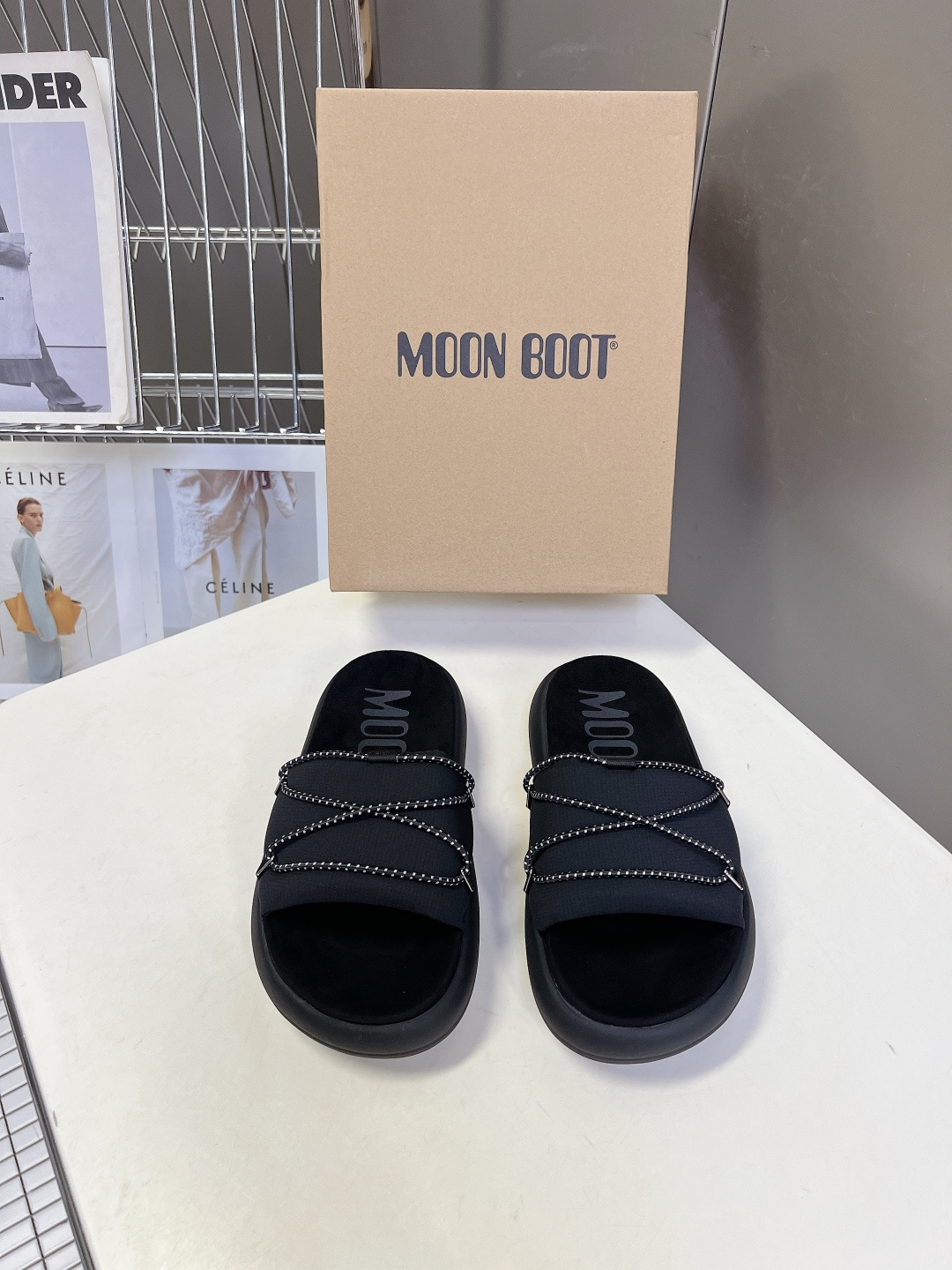 MOON BOOT春夏最新款厚底凉拖超多明星网红种草 延续了MOON BOOT经典的超厚平台底 不仅自带