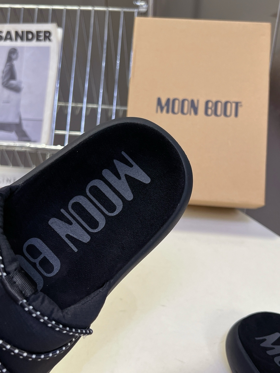MOON BOOT春夏最新款厚底凉拖超多明星网红种草 延续了MOON BOOT经典的超厚平台底 不仅自带