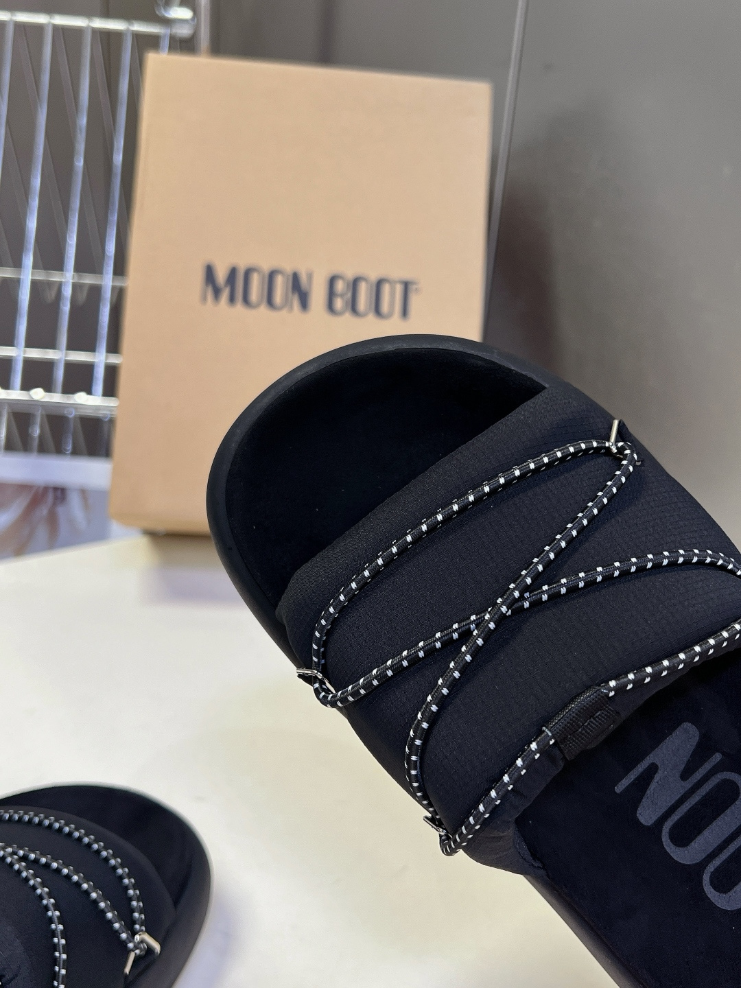 MOON BOOT春夏最新款厚底凉拖超多明星网红种草 延续了MOON BOOT经典的超厚平台底 不仅自带