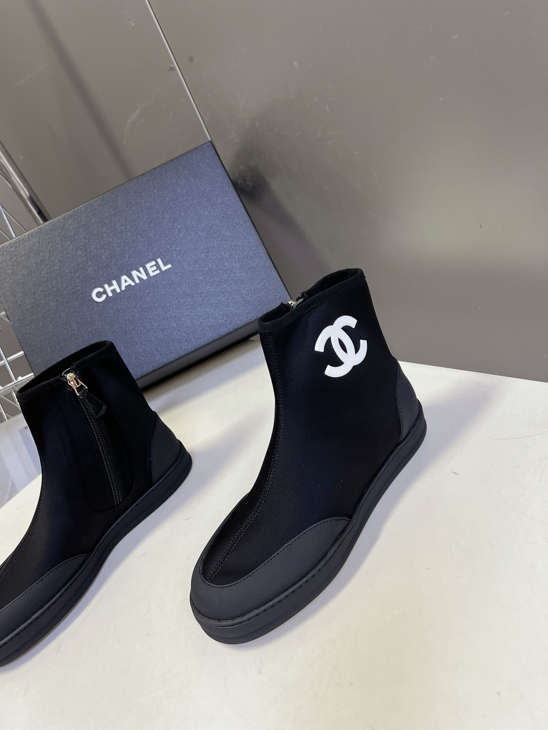 Chanel香奈儿春夏最新款弹力布短靴超多明星网红种草 鞋身外侧印有醒目的双C Logo 搭配鞋侧拉链设 Chanel香奈儿春夏最新款弹力布短靴超多明星网红种草 鞋身外侧印有醒目的双C Logo 搭配鞋侧拉链设