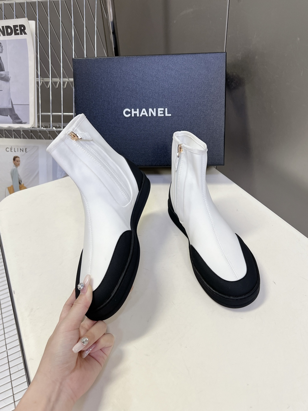 Chanel香奈儿春夏最新款弹力布短靴超多明星网红种草 鞋身外侧印有醒目的双C Logo 搭配鞋侧拉链设