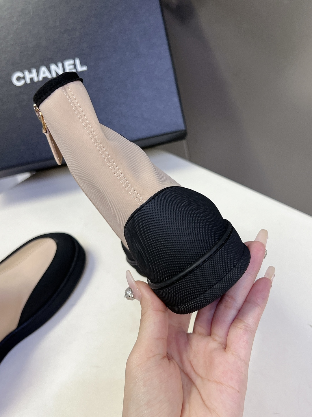 Chanel香奈儿春夏最新款弹力布短靴超多明星网红种草 鞋身外侧印有醒目的双C Logo 搭配鞋侧拉链设
