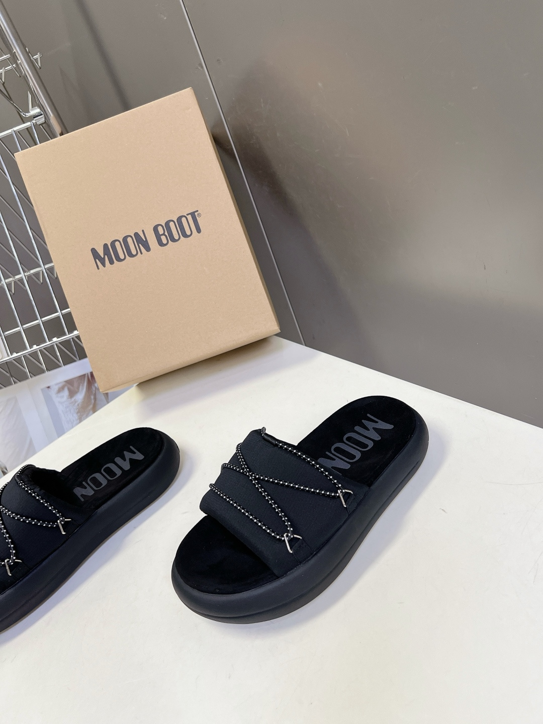 MOON BOOT春夏最新款厚底凉拖超多明星网红种草 延续了MOON BOOT经典的超厚平台底 不仅自带