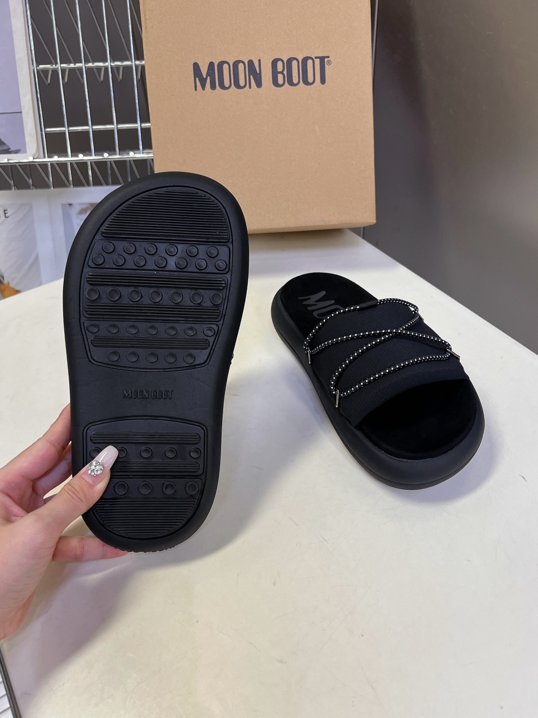 MOON BOOT春夏最新款厚底凉拖超多明星网红种草 延续了MOON BOOT经典的超厚平台底 不仅自带
