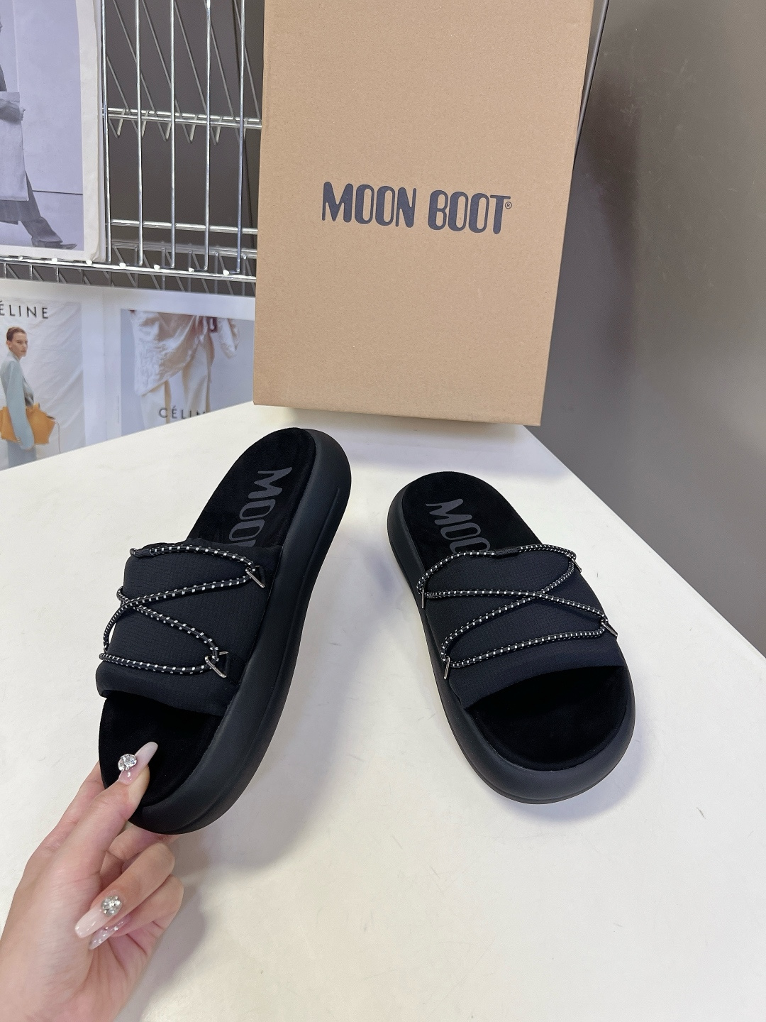 MOON BOOT春夏最新款厚底凉拖超多明星网红种草 延续了MOON BOOT经典的超厚平台底 不仅自带
