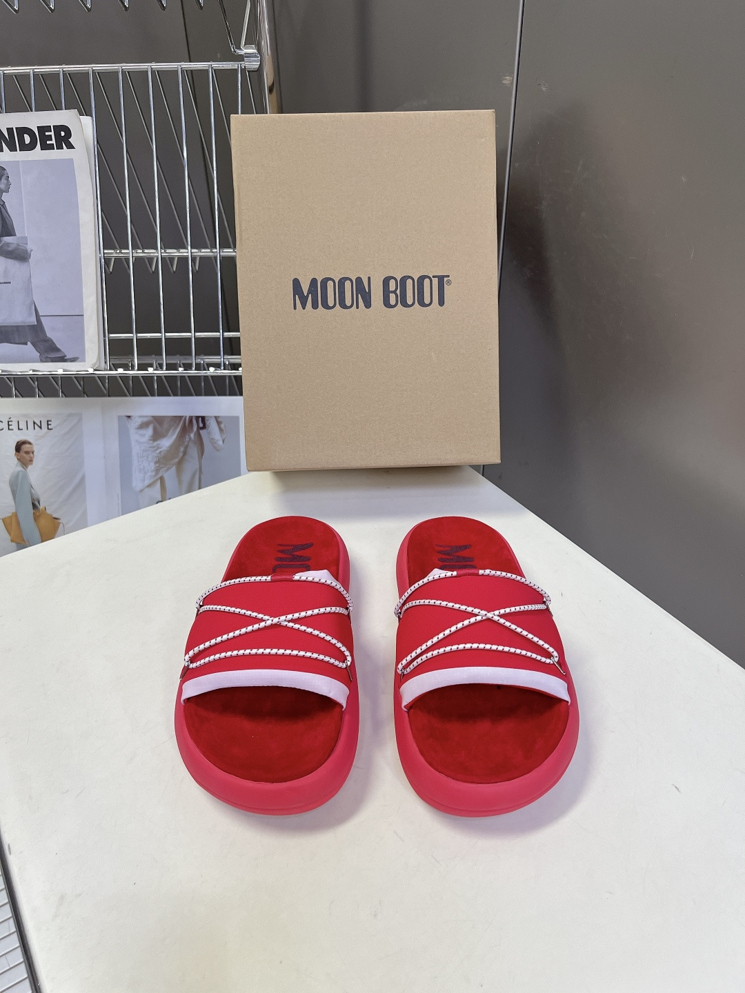 MOON BOOT春夏最新款厚底凉拖超多明星网红种草 延续了MOON BOOT经典的超厚平台底 不仅自带