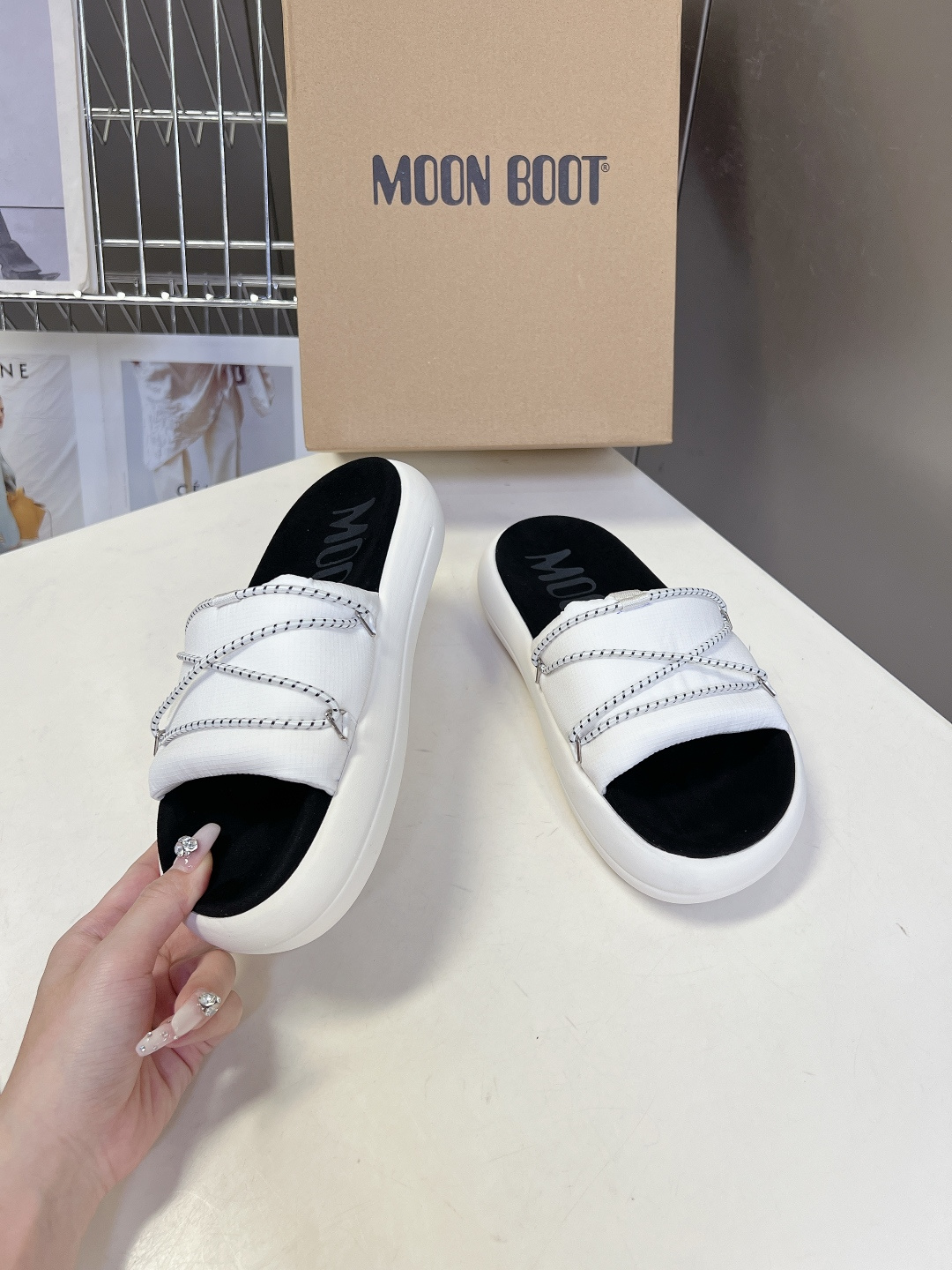MOON BOOT春夏最新款厚底凉拖超多明星网红种草 延续了MOON BOOT经典的超厚平台底 不仅自带