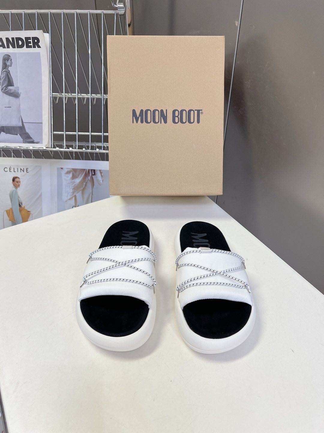 MOON BOOT春夏最新款厚底凉拖超多明星网红种草 延续了MOON BOOT经典的超厚平台底 不仅自带