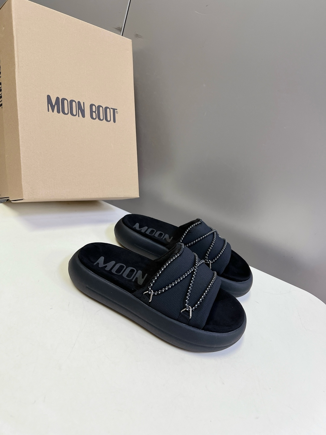 MOON BOOT春夏最新款厚底凉拖超多明星网红种草 延续了MOON BOOT经典的超厚平台底 不仅自带