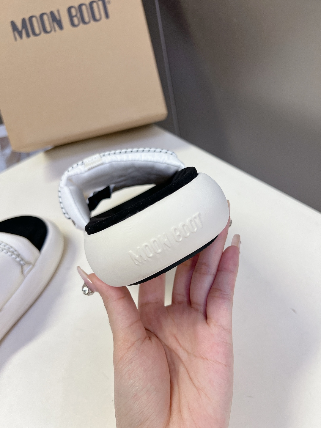 MOON BOOT春夏最新款厚底凉拖超多明星网红种草 延续了MOON BOOT经典的超厚平台底 不仅自带
