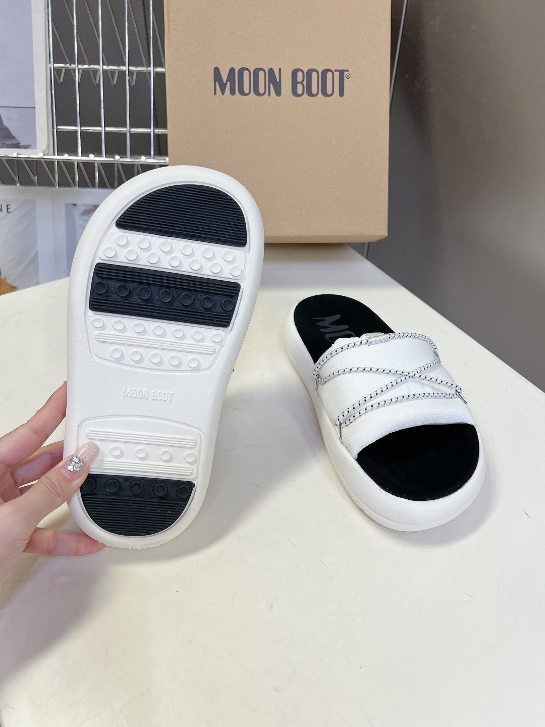 MOON BOOT春夏最新款厚底凉拖超多明星网红种草 延续了MOON BOOT经典的超厚平台底 不仅自带