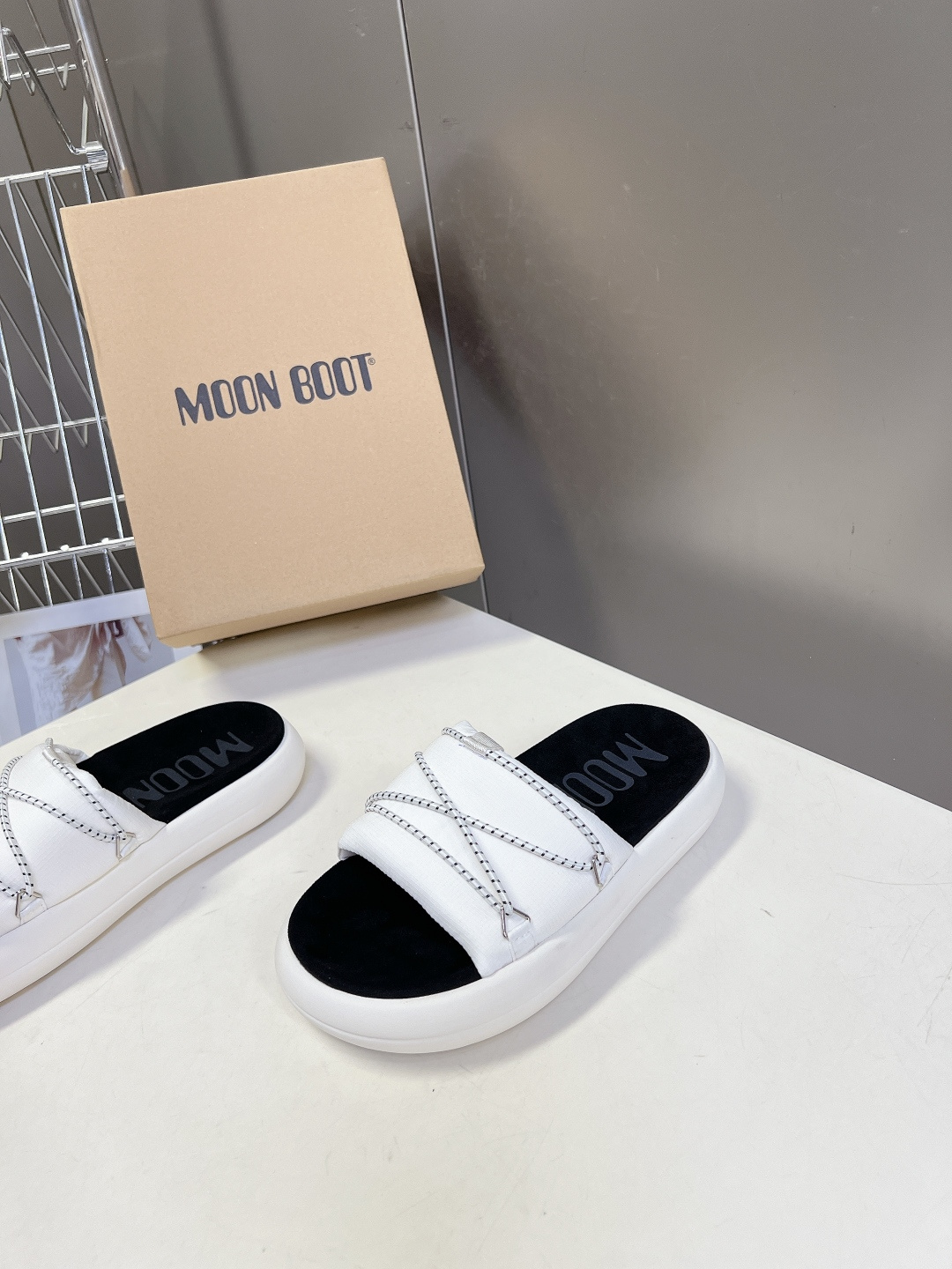 MOON BOOT春夏最新款厚底凉拖超多明星网红种草 延续了MOON BOOT经典的超厚平台底 不仅自带
