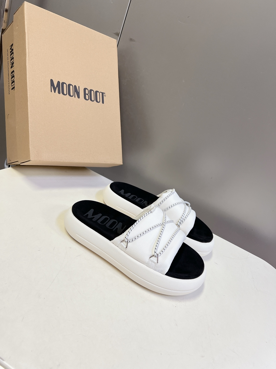 MOON BOOT春夏最新款厚底凉拖超多明星网红种草 延续了MOON BOOT经典的超厚平台底 不仅自带