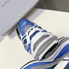 巴黎世家Balenciaga春夏最新款老爹鞋 运动鞋采用标志性的解构主义设计 不规则剪裁 外露缝线与层叠 巴黎世家Balenciaga春夏最新款老爹鞋 运动鞋采用标志性的解构主义设计 不规则剪裁 外露缝线与层叠