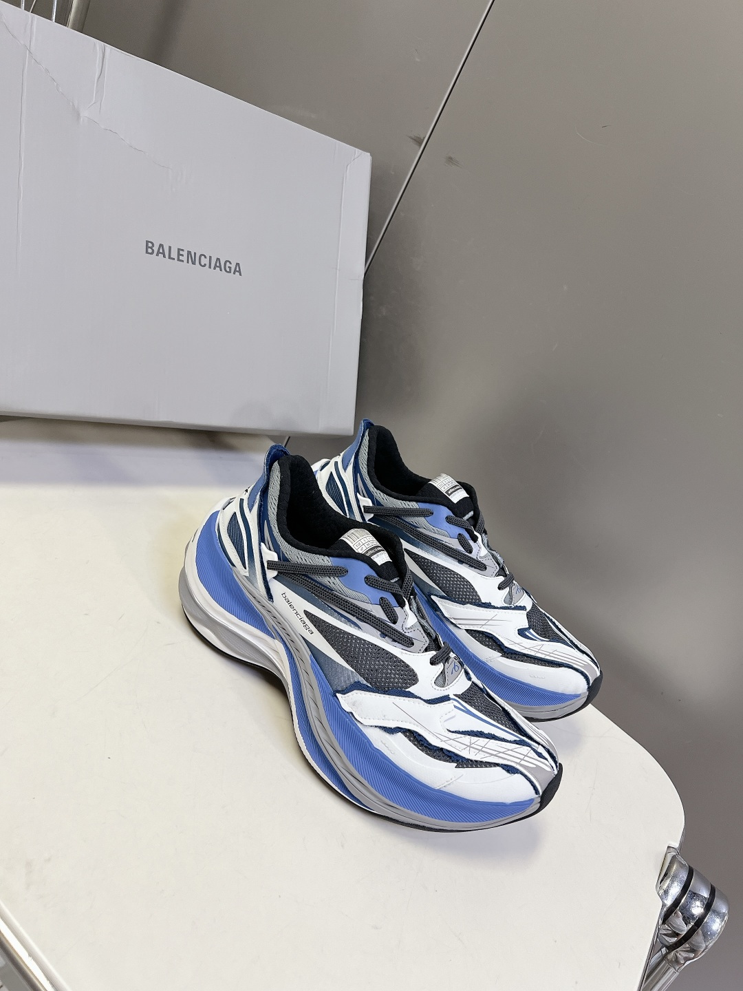 巴黎世家Balenciaga春夏最新款老爹鞋 运动鞋采用标志性的解构主义设计 不规则剪裁 外露缝线与层叠 巴黎世家Balenciaga春夏最新款老爹鞋 运动鞋采用标志性的解构主义设计 不规则剪裁 外露缝线与层叠
