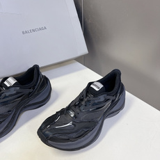 巴黎世家Balenciaga春夏最新款老爹鞋 运动鞋采用标志性的解构主义设计 不规则剪裁 外露缝线与层叠 巴黎世家Balenciaga春夏最新款老爹鞋 运动鞋采用标志性的解构主义设计 不规则剪裁 外露缝线与层叠