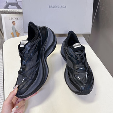 巴黎世家Balenciaga春夏最新款老爹鞋 运动鞋采用标志性的解构主义设计 不规则剪裁 外露缝线与层叠 巴黎世家Balenciaga春夏最新款老爹鞋 运动鞋采用标志性的解构主义设计 不规则剪裁 外露缝线与层叠