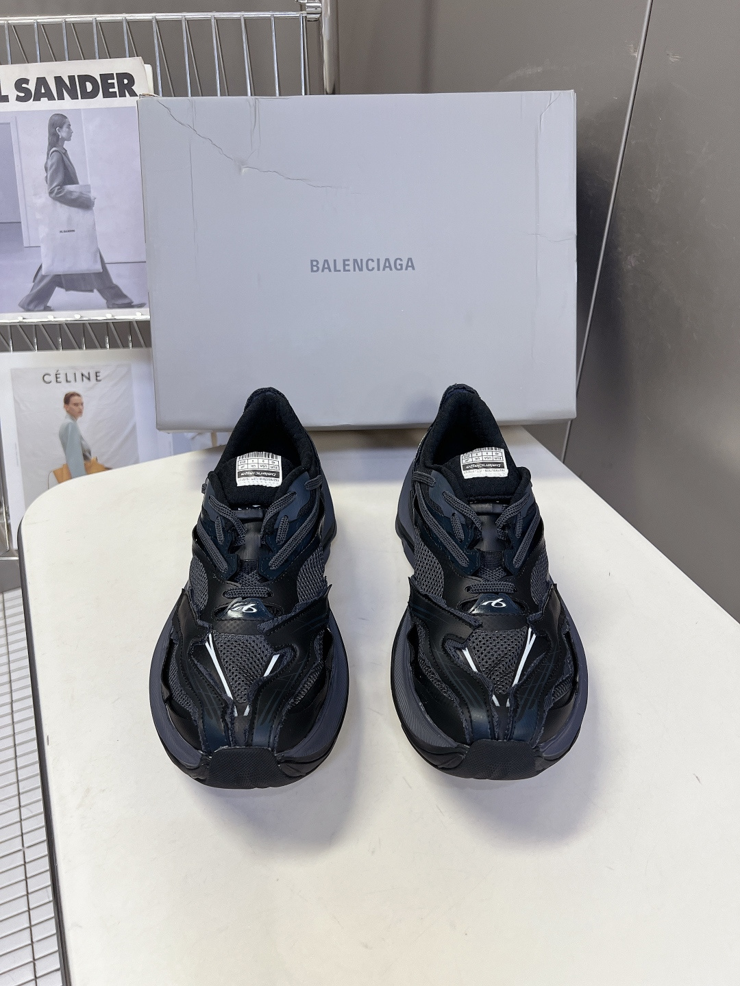 巴黎世家Balenciaga春夏最新款老爹鞋 运动鞋采用标志性的解构主义设计 不规则剪裁 外露缝线与层叠