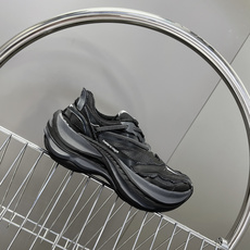 巴黎世家Balenciaga春夏最新款老爹鞋 运动鞋采用标志性的解构主义设计 不规则剪裁 外露缝线与层叠 巴黎世家Balenciaga春夏最新款老爹鞋 运动鞋采用标志性的解构主义设计 不规则剪裁 外露缝线与层叠