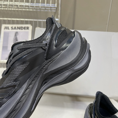 巴黎世家Balenciaga春夏最新款老爹鞋 运动鞋采用标志性的解构主义设计 不规则剪裁 外露缝线与层叠 巴黎世家Balenciaga春夏最新款老爹鞋 运动鞋采用标志性的解构主义设计 不规则剪裁 外露缝线与层叠