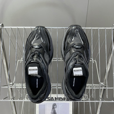 巴黎世家Balenciaga春夏最新款老爹鞋 运动鞋采用标志性的解构主义设计 不规则剪裁 外露缝线与层叠 巴黎世家Balenciaga春夏最新款老爹鞋 运动鞋采用标志性的解构主义设计 不规则剪裁 外露缝线与层叠