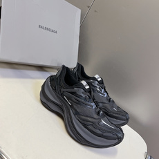 巴黎世家Balenciaga春夏最新款老爹鞋 运动鞋采用标志性的解构主义设计 不规则剪裁 外露缝线与层叠 巴黎世家Balenciaga春夏最新款老爹鞋 运动鞋采用标志性的解构主义设计 不规则剪裁 外露缝线与层叠