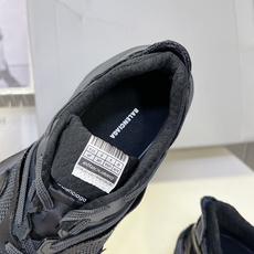 巴黎世家Balenciaga春夏最新款老爹鞋 运动鞋采用标志性的解构主义设计 不规则剪裁 外露缝线与层叠 巴黎世家Balenciaga春夏最新款老爹鞋 运动鞋采用标志性的解构主义设计 不规则剪裁 外露缝线与层叠