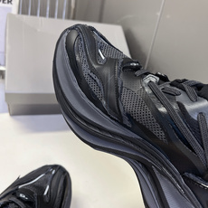 巴黎世家Balenciaga春夏最新款老爹鞋 运动鞋采用标志性的解构主义设计 不规则剪裁 外露缝线与层叠 巴黎世家Balenciaga春夏最新款老爹鞋 运动鞋采用标志性的解构主义设计 不规则剪裁 外露缝线与层叠