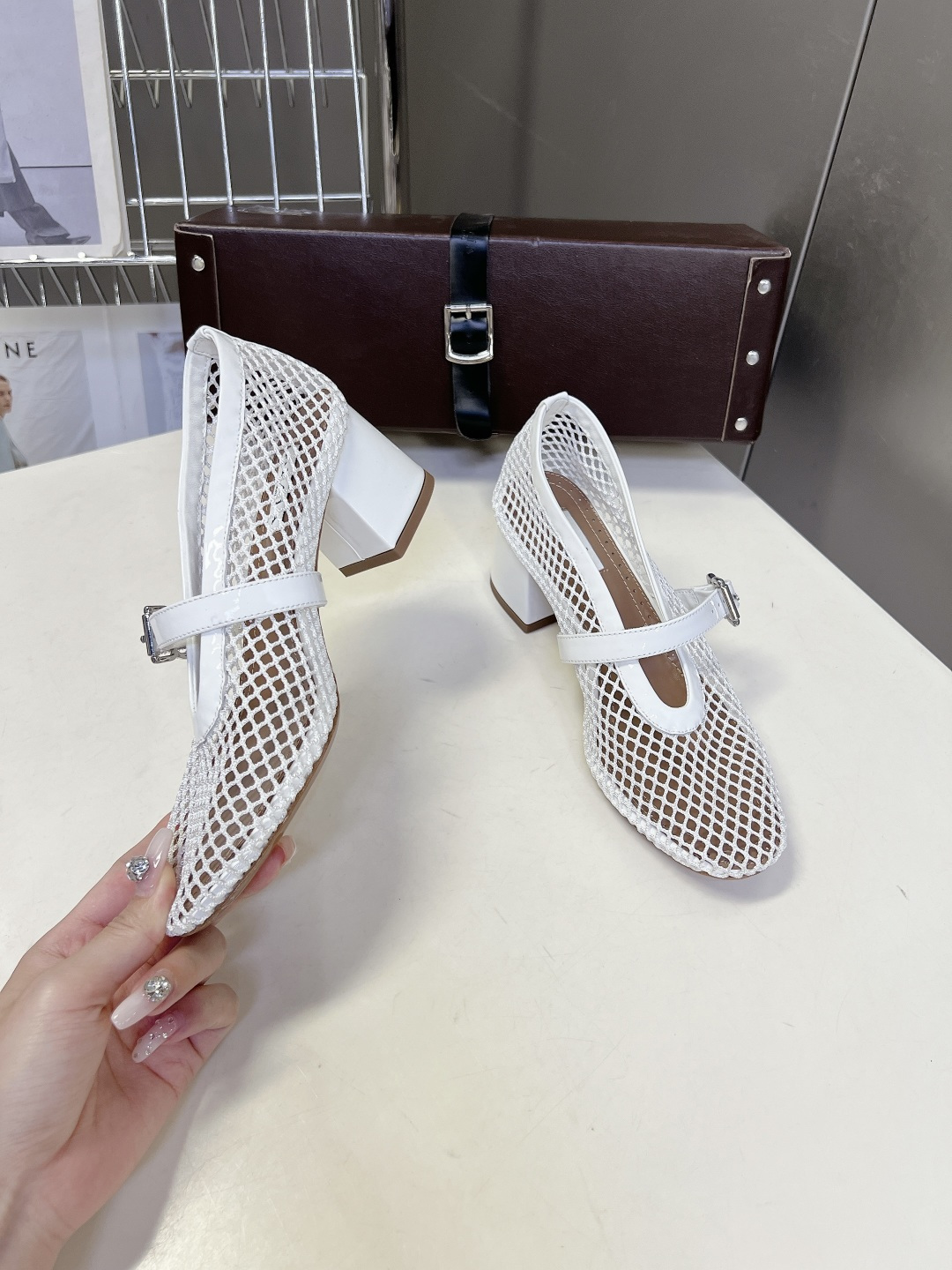ALAÏA阿莱亚春夏最新款渔网网面玛丽珍中跟鞋超多明星网红种草 鞋面采用品牌经典的镂空渔网网布材质 自 ALAÏA阿莱亚春夏最新款渔网网面玛丽珍中跟鞋超多明星网红种草 鞋面采用品牌经典的镂空渔网网布材质 自