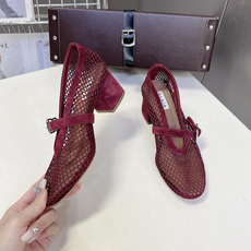 ALAÏA阿莱亚春夏最新款渔网网面玛丽珍中跟鞋超多明星网红种草 鞋面采用品牌经典的镂空渔网网布材质 自 ALAÏA阿莱亚春夏最新款渔网网面玛丽珍中跟鞋超多明星网红种草 鞋面采用品牌经典的镂空渔网网布材质 自