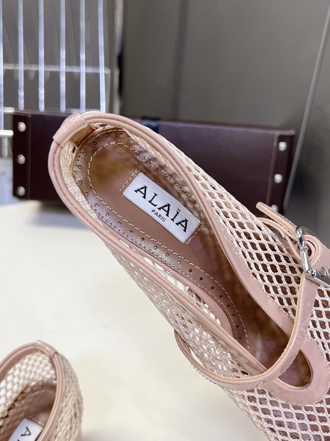 ALAÏA阿莱亚春夏最新款渔网网面玛丽珍中跟鞋超多明星网红种草 鞋面采用品牌经典的镂空渔网网布材质 自 ALAÏA阿莱亚春夏最新款渔网网面玛丽珍中跟鞋超多明星网红种草 鞋面采用品牌经典的镂空渔网网布材质 自