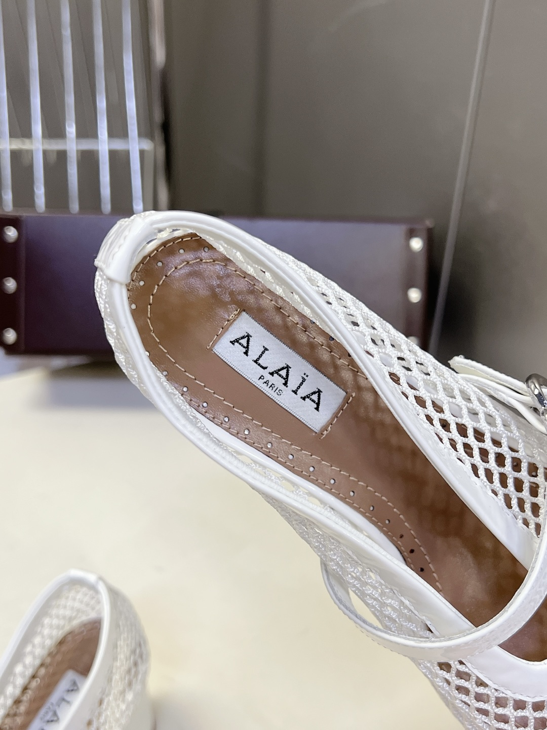 ALAÏA阿莱亚春夏最新款渔网网面玛丽珍中跟鞋超多明星网红种草 鞋面采用品牌经典的镂空渔网网布材质 自 ALAÏA阿莱亚春夏最新款渔网网面玛丽珍中跟鞋超多明星网红种草 鞋面采用品牌经典的镂空渔网网布材质 自