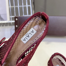 ALAÏA阿莱亚春夏最新款渔网网面玛丽珍中跟鞋超多明星网红种草 鞋面采用品牌经典的镂空渔网网布材质 自 ALAÏA阿莱亚春夏最新款渔网网面玛丽珍中跟鞋超多明星网红种草 鞋面采用品牌经典的镂空渔网网布材质 自