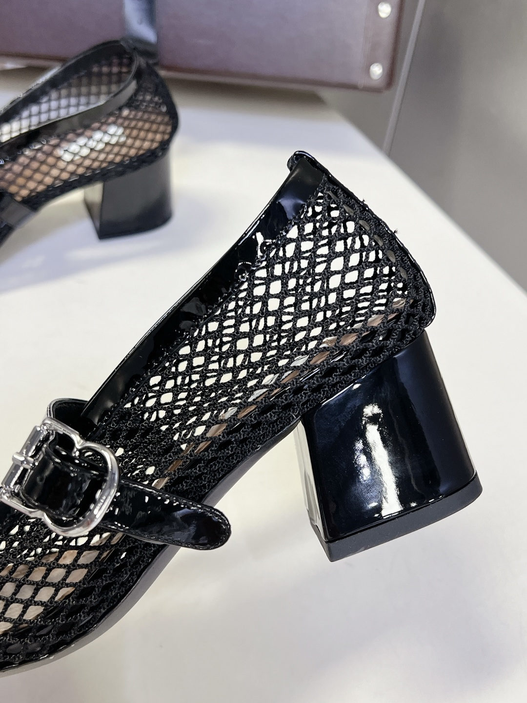 ALAÏA阿莱亚春夏最新款渔网网面玛丽珍中跟鞋超多明星网红种草 鞋面采用品牌经典的镂空渔网网布材质 自 ALAÏA阿莱亚春夏最新款渔网网面玛丽珍中跟鞋超多明星网红种草 鞋面采用品牌经典的镂空渔网网布材质 自