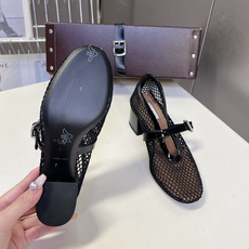 ALAÏA阿莱亚春夏最新款渔网网面玛丽珍中跟鞋超多明星网红种草 鞋面采用品牌经典的镂空渔网网布材质 自 ALAÏA阿莱亚春夏最新款渔网网面玛丽珍中跟鞋超多明星网红种草 鞋面采用品牌经典的镂空渔网网布材质 自