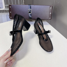 ALAÏA阿莱亚春夏最新款渔网网面玛丽珍中跟鞋超多明星网红种草 鞋面采用品牌经典的镂空渔网网布材质 自 ALAÏA阿莱亚春夏最新款渔网网面玛丽珍中跟鞋超多明星网红种草 鞋面采用品牌经典的镂空渔网网布材质 自