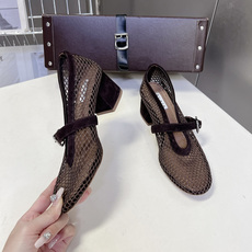 ALAÏA阿莱亚春夏最新款渔网网面玛丽珍中跟鞋超多明星网红种草 鞋面采用品牌经典的镂空渔网网布材质 自 ALAÏA阿莱亚春夏最新款渔网网面玛丽珍中跟鞋超多明星网红种草 鞋面采用品牌经典的镂空渔网网布材质 自