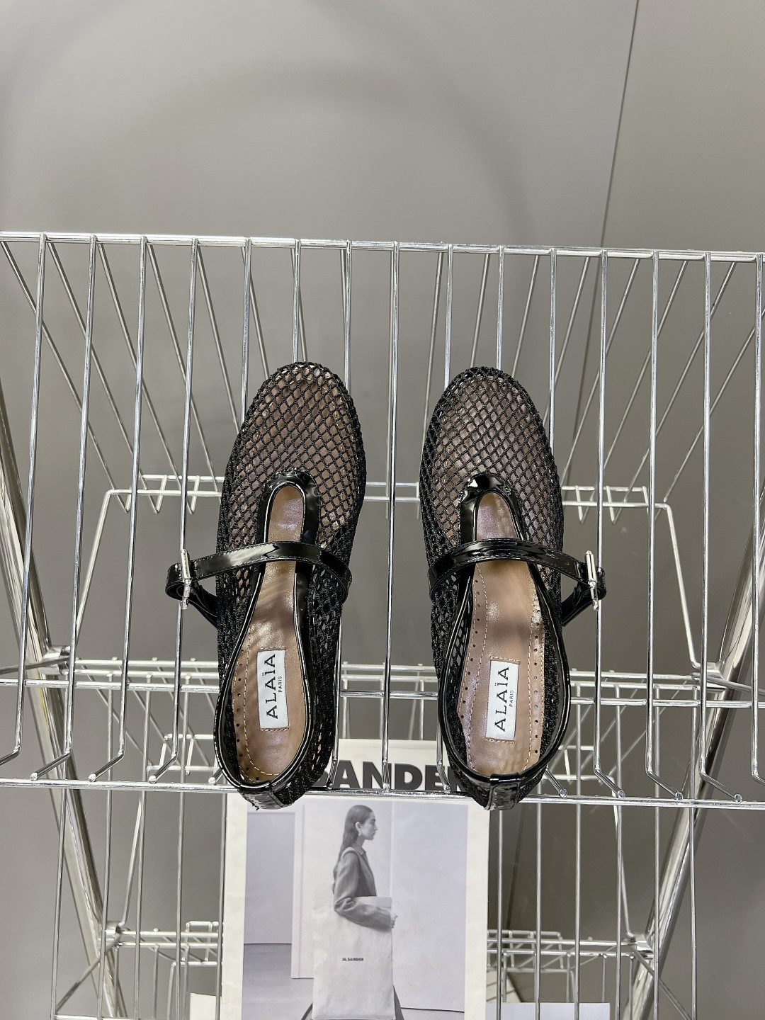 ALAÏA阿莱亚春夏最新款渔网网面玛丽珍中跟鞋超多明星网红种草 鞋面采用品牌经典的镂空渔网网布材质 自 ALAÏA阿莱亚春夏最新款渔网网面玛丽珍中跟鞋超多明星网红种草 鞋面采用品牌经典的镂空渔网网布材质 自