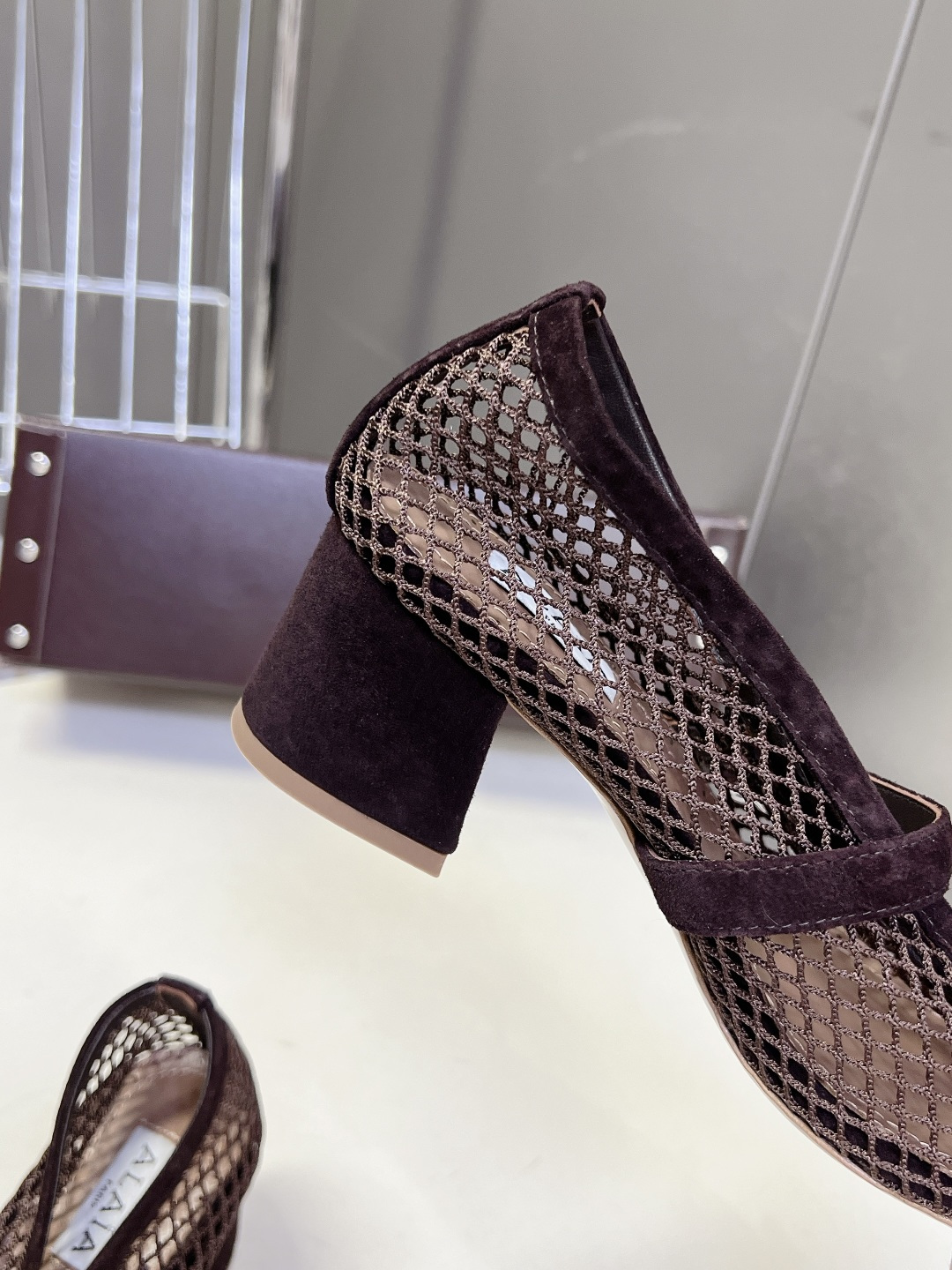 ALAÏA阿莱亚春夏最新款渔网网面玛丽珍中跟鞋超多明星网红种草 鞋面采用品牌经典的镂空渔网网布材质 自 ALAÏA阿莱亚春夏最新款渔网网面玛丽珍中跟鞋超多明星网红种草 鞋面采用品牌经典的镂空渔网网布材质 自