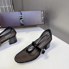 ALAÏA阿莱亚春夏最新款渔网网面玛丽珍中跟鞋超多明星网红种草 鞋面采用品牌经典的镂空渔网网布材质 自 ALAÏA阿莱亚春夏最新款渔网网面玛丽珍中跟鞋超多明星网红种草 鞋面采用品牌经典的镂空渔网网布材质 自