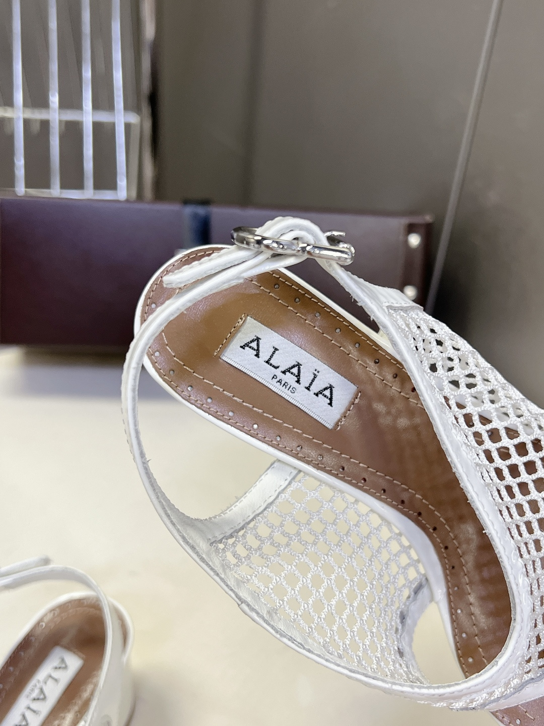 ALAÏA阿莱亚春夏最新款渔网网面夹趾粗跟凉鞋超多明星网红种草 鞋身采用品牌经典的镂空渔网网布材质 自带 ALAÏA阿莱亚春夏最新款渔网网面夹趾粗跟凉鞋超多明星网红种草 鞋身采用品牌经典的镂空渔网网布材质 自带